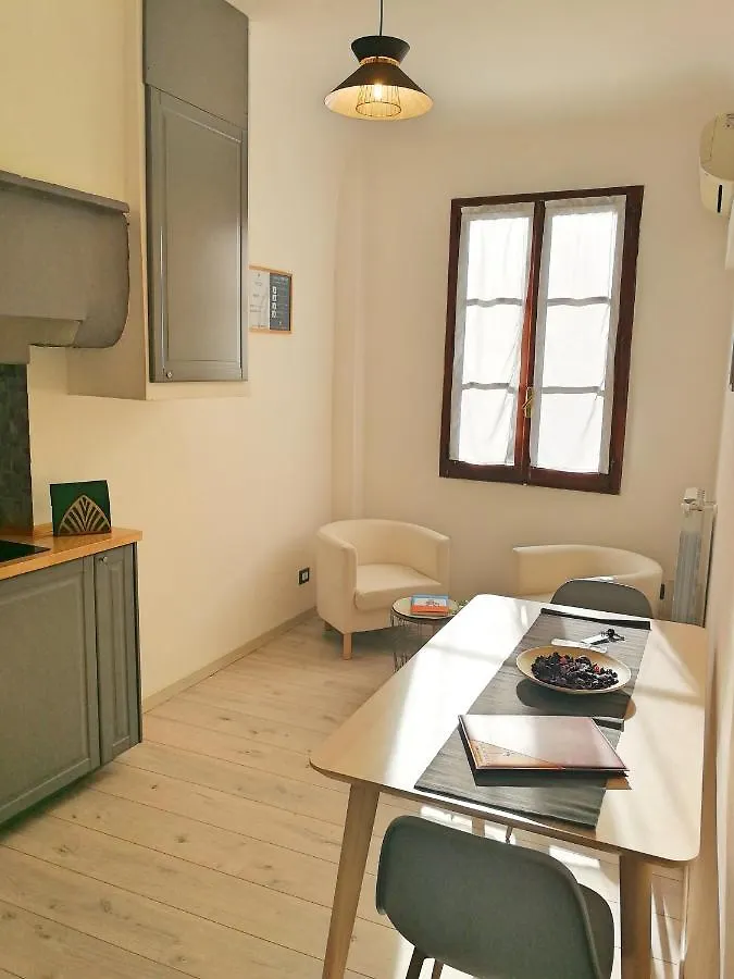 Guest house Domus Plaza Hotel Florence Italy